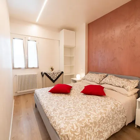 Nirvana's 2 Near Venice Ноале