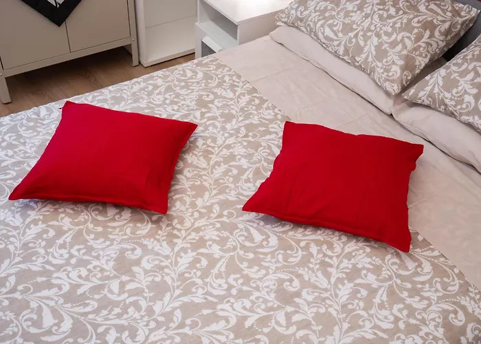 Nirvana's 2 Near Venice Apartment