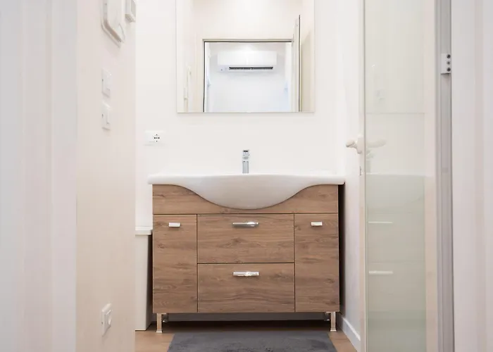 Nirvana's 2 Near Venice Apartment *